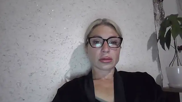 Snapshot of fox_red_lady7 chatting on May 2026 07:15:01 PM fox red lady7 online show from May 2026 07:15:01 PM