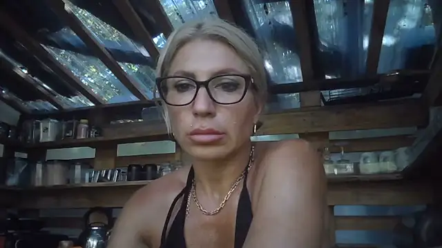 Snapshot of fox_red_lady7 chatting on June 2026 12:42:01 PM fox red lady7 online show from June 2026 12:42:01 PM