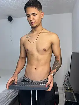 Alex mojica online show from February 2026 06:17:02 AM