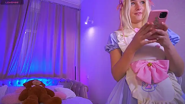 LilElfie online show from September 2025 12:42:01 PM