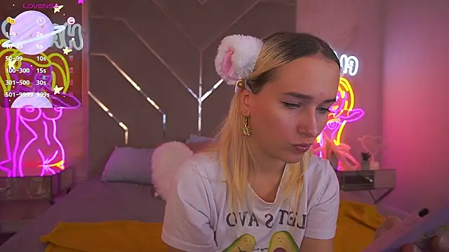 LilElfie online show from October 2025 12:47:01 PM