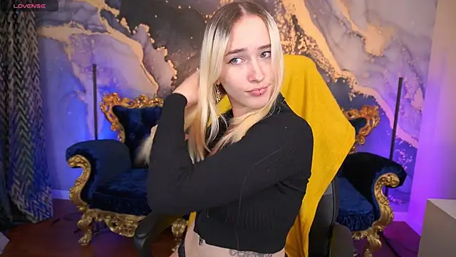 LilElfie online show from October 2025 07:46:02 PM