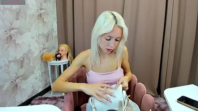 cute luucy online show from October 2025 04:00:02 AM