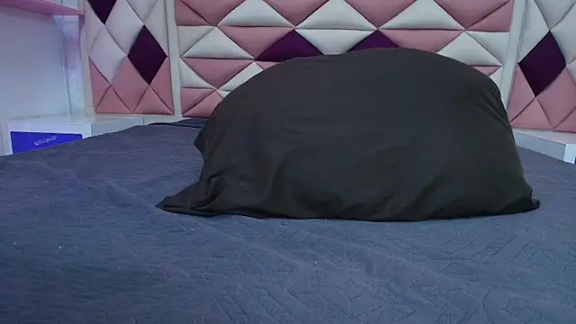 valecastro  online show from October 2025 07:13:01 PM