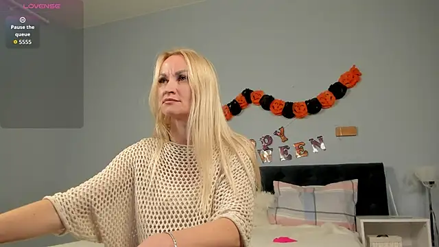 KiraSun online show from October 2025 12:06:02 PM