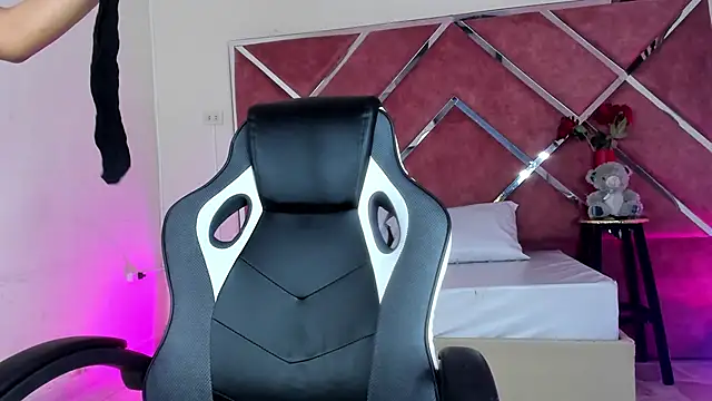 Dulce Pettit online show from September 2025 12:29:02 PM