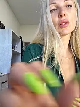 Snapshot of Monna chatting on September 2025 02:06:01 PM Monna online show from September 2025 02:06:01 PM