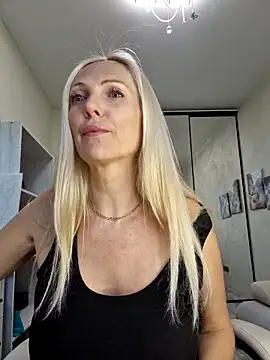 Snapshot of Monna chatting on October 2025 01:43:02 PM Monna online show from October 2025 01:43:02 PM