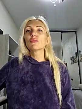 Snapshot of Monna chatting on November 2025 06:08:02 PM Monna online show from November 2025 06:08:02 PM