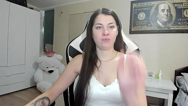 EmiLovsi online show from October 2025 07:34:01 PM