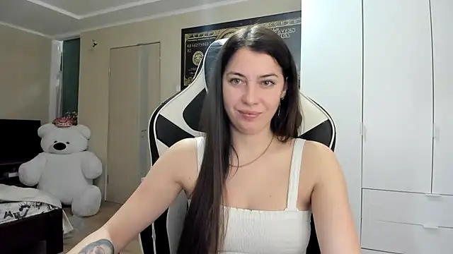 EmiLovsi online show from October 2025 07:24:02 PM