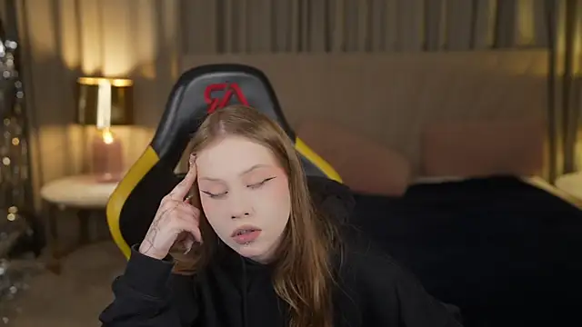 Esmie Smile online show from September 2025 10:32:02 PM