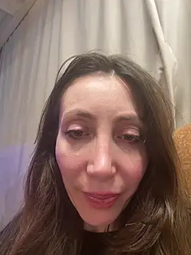 Snapshot of HellaryTourent chatting on February 2026 05:44:02 PM HellaryTourent online show from February 2026 05:44:02 PM