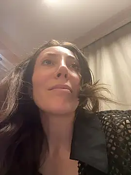 Snapshot of HellaryTourent chatting on February 2026 05:39:02 PM HellaryTourent online show from February 2026 05:39:02 PM