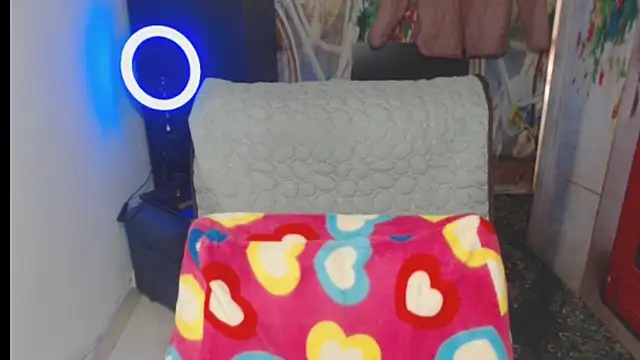 Snapshot of Milf_Valeria chatting on November 2025 04:07:01 PM Milf Valeria online show from November 2025 04:07:01 PM