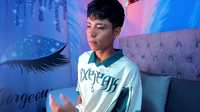 Snapshot of MaxiWildd chatting on February 2026 12:33:01 PM MaxiWildd online show from February 2026 12:33:01 PM