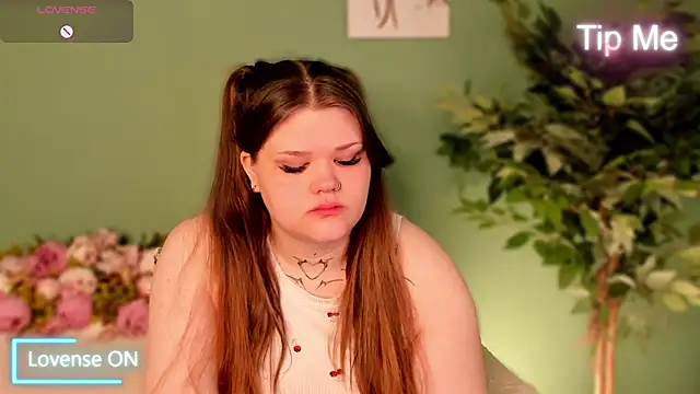 Snapshot of elle_one chatting on November 2025 04:03:02 AM elle one online show from November 2025 04:03:02 AM