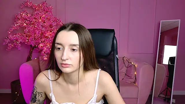 Snapshot of AliceLids chatting on September 2025 01:03:01 PM AliceLids online show from September 2025 01:03:01 PM