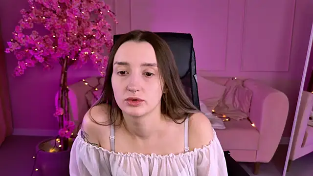 Snapshot of AliceLids chatting on September 2025 01:05:02 PM AliceLids online show from September 2025 01:05:02 PM