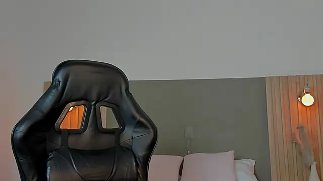 Snapshot of luccia_smith chatting on February 2026 02:19:01 AM luccia smith online show from February 2026 02:19:01 AM