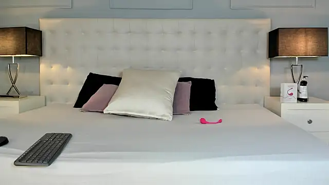 KellyRooss online show from October 2025 12:00:02 PM