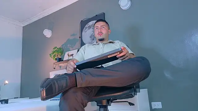 MrFox   online show from November 2025 07:56:01 PM