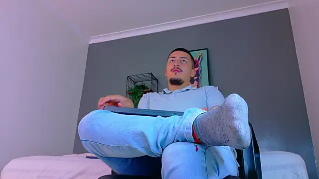 MrFox   online show from April 2026 07:58:01 PM