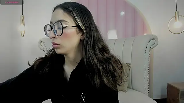 Emilia Bons online show from November 2025 02:06:01 PM