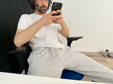 Snapshot of Frankieyyy1 chatting on May 2026 03:08:02 PM Frankieyyy1 online show from May 2026 03:08:02 PM