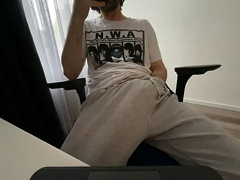Snapshot of Frankieyyy1 chatting on May 2026 04:43:02 AM Frankieyyy1 online show from May 2026 04:43:02 AM