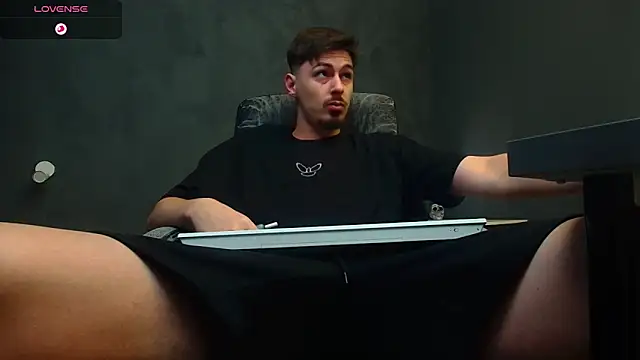 Snapshot of EnzoRace chatting on September 2025 04:34:02 AM EnzoRace online show from September 2025 04:34:02 AM