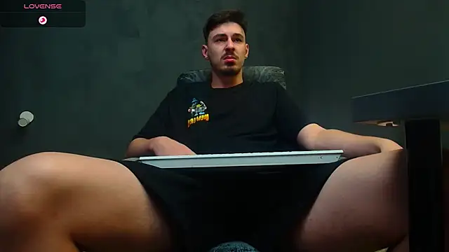 Snapshot of EnzoRace chatting on September 2025 04:23:01 AM EnzoRace online show from September 2025 04:23:01 AM