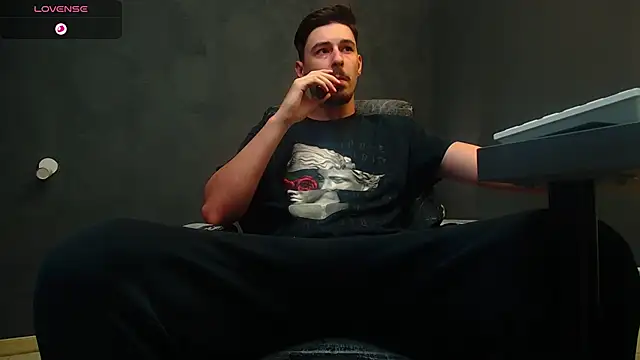 Snapshot of EnzoRace chatting on September 2025 04:36:02 AM EnzoRace online show from September 2025 04:36:02 AM