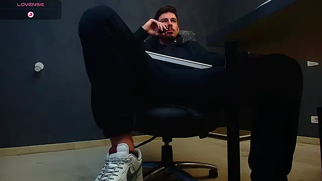 Snapshot of EnzoRace chatting on September 2025 04:40:02 AM EnzoRace online show from September 2025 04:40:02 AM