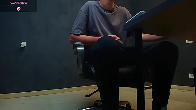 Snapshot of EnzoRace chatting on September 2025 04:50:01 AM EnzoRace online show from September 2025 04:50:01 AM