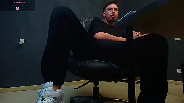 Snapshot of EnzoRace chatting on October 2025 05:02:02 AM EnzoRace online show from October 2025 05:02:02 AM