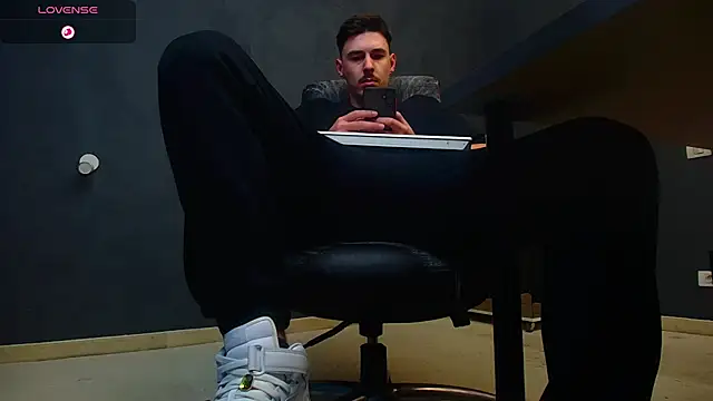 Snapshot of EnzoRace chatting on October 2025 05:03:02 AM EnzoRace online show from October 2025 05:03:02 AM