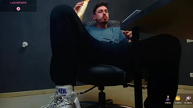 Snapshot of EnzoRace chatting on October 2025 05:04:01 AM EnzoRace online show from October 2025 05:04:01 AM