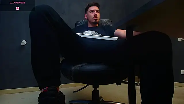 Snapshot of EnzoRace chatting on October 2025 05:05:01 AM EnzoRace online show from October 2025 05:05:01 AM