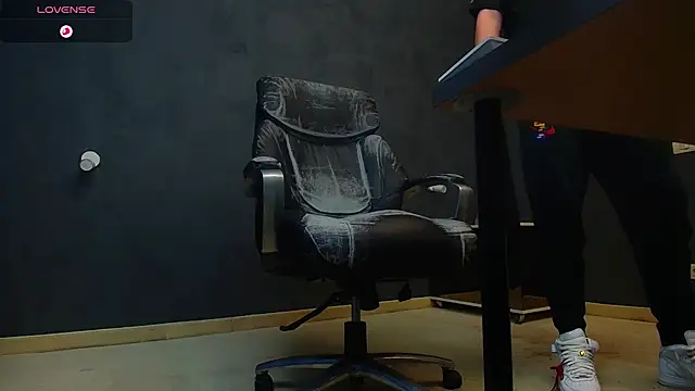 Snapshot of EnzoRace chatting on October 2025 05:06:02 AM EnzoRace online show from October 2025 05:06:02 AM