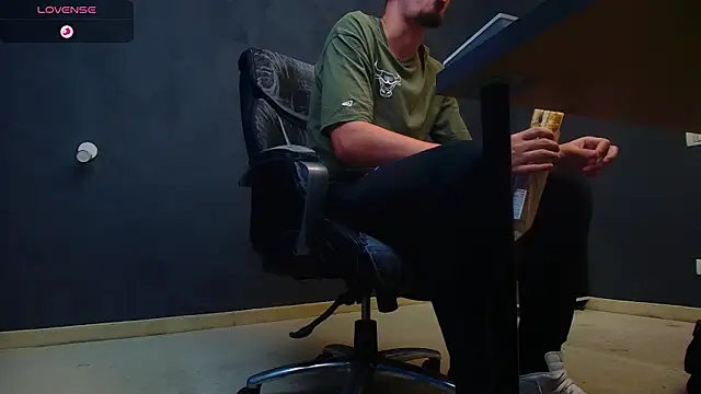 Snapshot of EnzoRace chatting on October 2025 04:54:01 AM EnzoRace online show from October 2025 04:54:01 AM