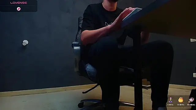 Snapshot of EnzoRace chatting on October 2025 04:42:01 AM EnzoRace online show from October 2025 04:42:01 AM