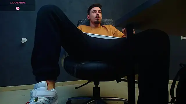 Snapshot of EnzoRace chatting on October 2025 05:27:02 AM EnzoRace online show from October 2025 05:27:02 AM