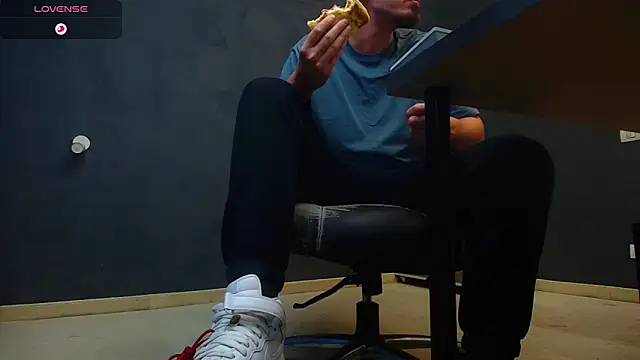 Snapshot of EnzoRace chatting on October 2025 05:28:01 AM EnzoRace online show from October 2025 05:28:01 AM