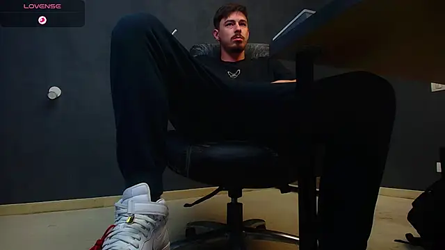 Snapshot of EnzoRace chatting on October 2025 05:17:02 AM EnzoRace online show from October 2025 05:17:02 AM