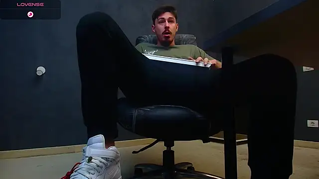 Snapshot of EnzoRace chatting on October 2025 05:29:02 AM EnzoRace online show from October 2025 05:29:02 AM