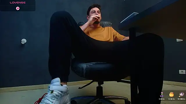 Snapshot of EnzoRace chatting on October 2025 04:46:02 AM EnzoRace online show from October 2025 04:46:02 AM