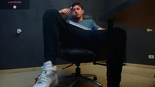 Snapshot of EnzoRace chatting on October 2025 10:15:01 AM EnzoRace online show from October 2025 10:15:01 AM