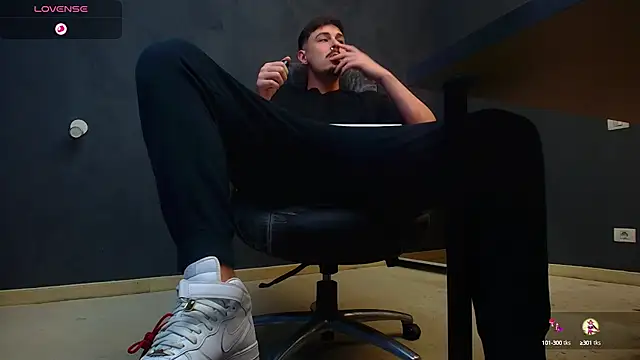 Snapshot of EnzoRace chatting on October 2025 10:38:01 AM EnzoRace online show from October 2025 10:38:01 AM