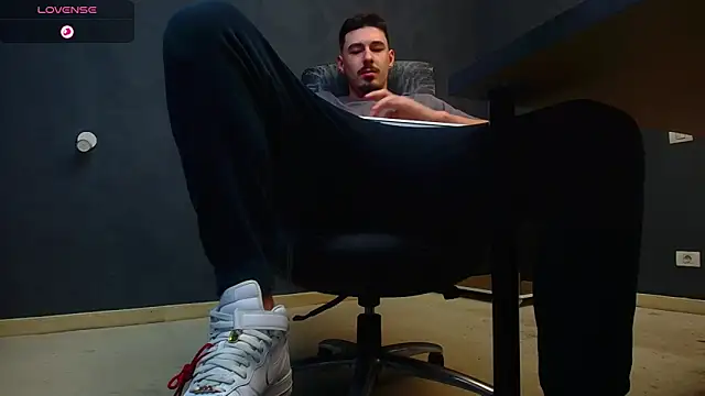 Snapshot of EnzoRace chatting on October 2025 05:21:02 AM EnzoRace online show from October 2025 05:21:02 AM